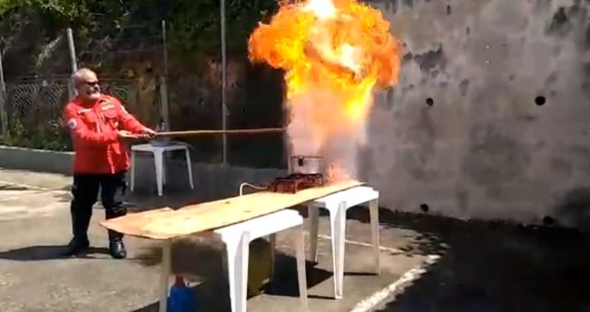 Cuidado ao tentar apagar uma panela de óleo pegando fogo