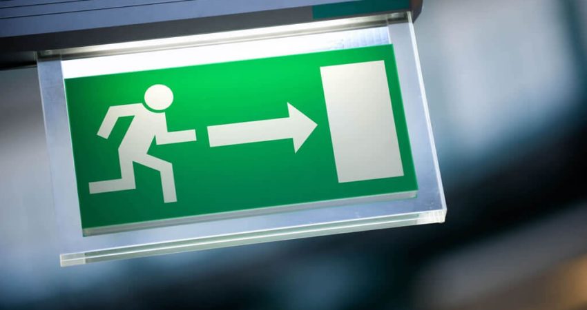 Saiba porque é importante apostar em placas de sinalização em condomínios